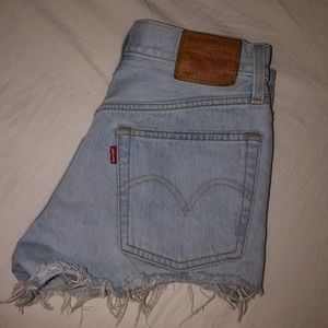 💙LEVI’S 501 (SIZE 24) CUTOFF SHORTS💙
